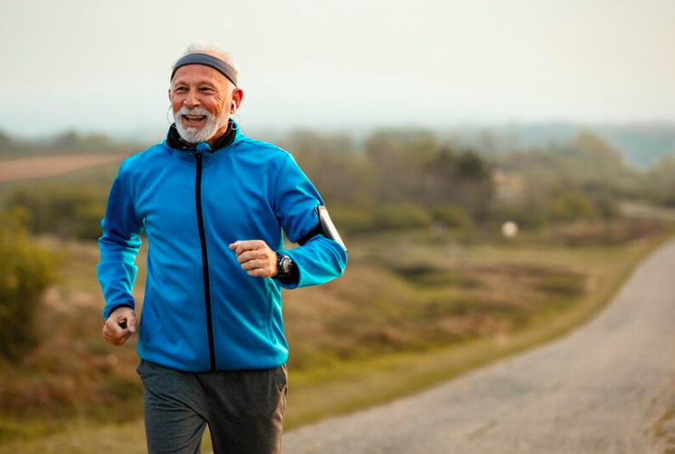 Ældre mand der løber en frisk tur Credit:https://www.freepik.com/free-photo/happy-senior-sportsman-feeling-motivated-while-listening-music-running-nature-copy-space_25855658.htm?query=elderly%20running#from_view=detail_alsolike