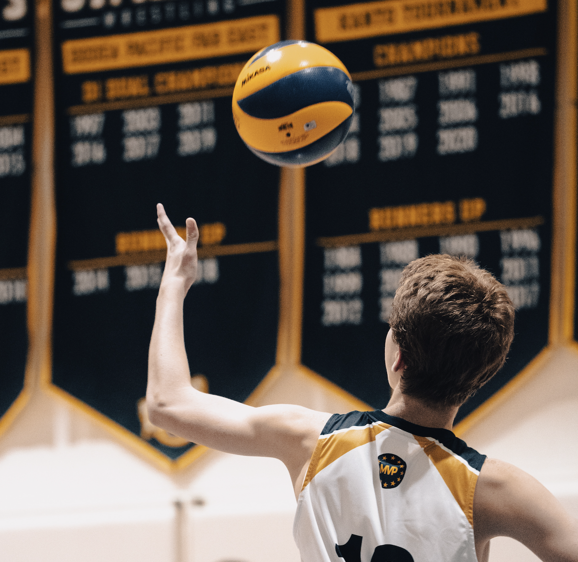 Fyr er igang med at spille volley, bolden er i luften Credit:https://unsplash.com/photos/a-person-playing-basketball-ZWVNmbPr1FA